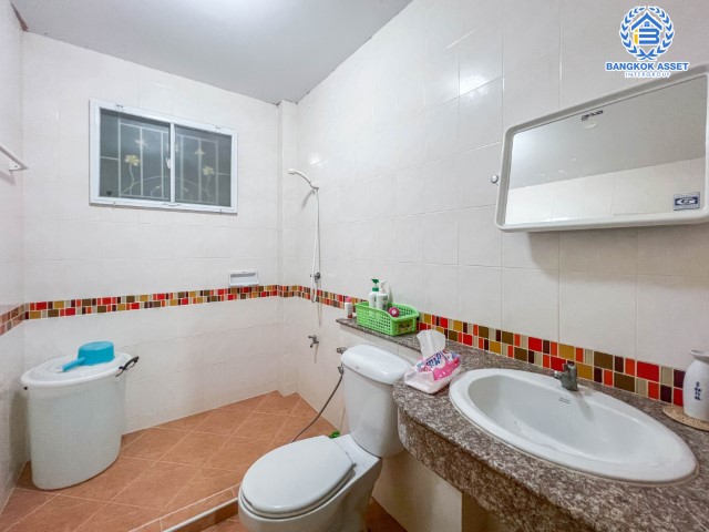 *****บ้านเดี่ยวมือสองย่านนครปฐม ม.อาภากร3 ศาลายา-บางภาษี เนื้อที่กว้างขวางมากถึงเกือบ 84 ตร.ว. ฟังก์ชันจัดเต็มถึง 5 ห้องนอน 4 ห้องน้ำ 2 ที่จอดรถ บ้านหลังใหญ่ ทำเลแห่งการเดินทาง เชื่อมต่อถ.พุทธมณฑล สาย4, ถ.บรมราชชนนี, ถ.กาญจนาภิเษก ใกล้ม.มหิดล, ทางด่วน "ศรีรัช" ราคาคุ้ม!